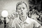 Hochzeitsfotografie Saarland, Junge macht Seifenblasen