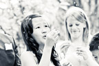 Hochzeitsfotograf Saarland, Mädchen macht Seifenblasen