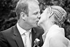 Hochzeitsfotografie Saarland, Brautpaar küsst sich