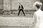 Brautpaar spielt Handball